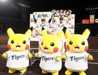 　ピカチュウと写真に納まる森下（左）とモレッタ