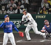 　７回、勝ち越しソロを放つ森下（撮影・飯室逸平）