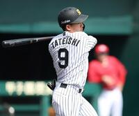 ５回、右前打を放つ立石（撮影・中田匡峻）