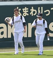 村上（左）と談笑する大竹（撮影・飯室逸平）
