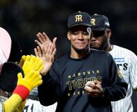 ウイニングボールを手に笑顔を見せる阪神　ダウリ・モレッタ＝１７日