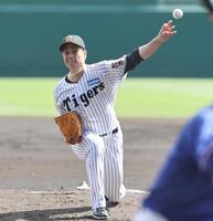 先発し、投げ込む大竹（撮影・田中太一）