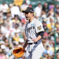 ３回、高橋を三振に仕留め声を上げる大竹（撮影・西田忠信）