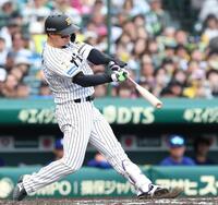 ７回、同点の適時二塁打を放つ森下（撮影・西田忠信）