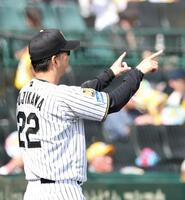 ３回、リプレー検証を要求する藤川監督（撮影・西田忠信）