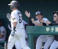 １回、生還した小野寺を迎える立石（撮影・坂部計介）