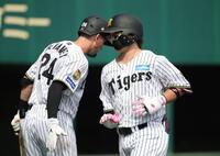 ４回、浜田は中越えに本塁打を放ち、ディベイニー（左）から祝福される（撮影・坂部計介）