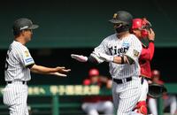 ４回、浜田は中越えに本塁打を放ち、笑顔で生還する（撮影・坂部計介）