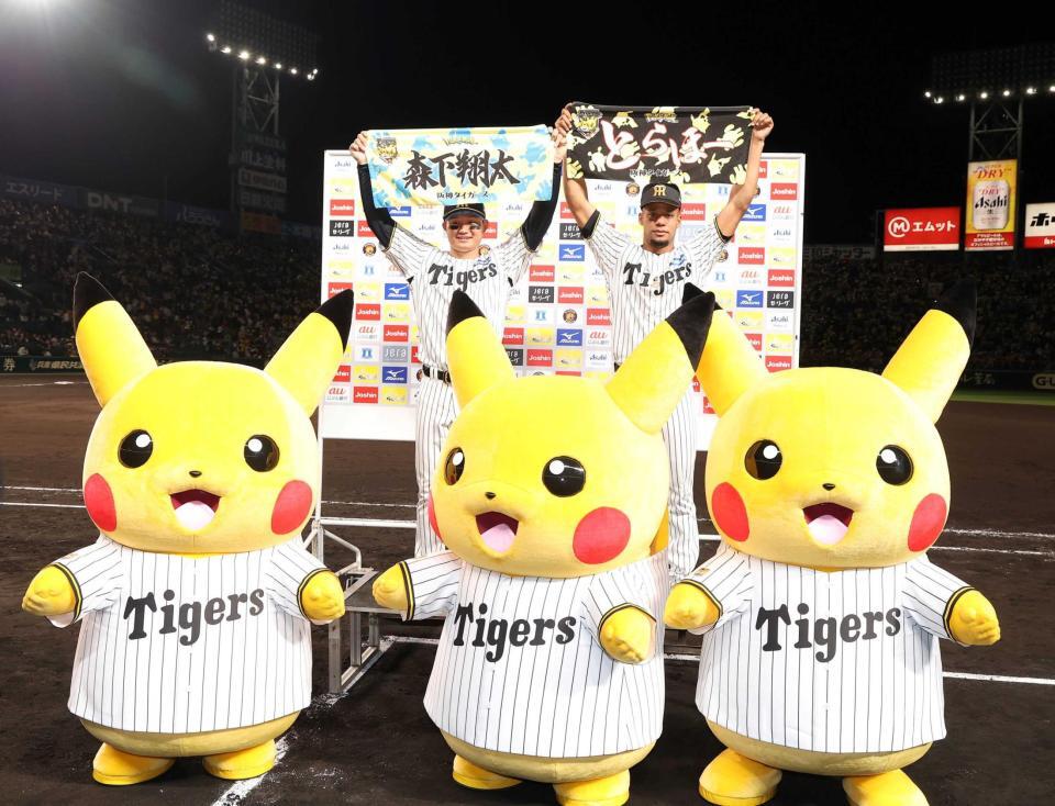 　ピカチュウと写真に納まる森下（左）とモレッタ