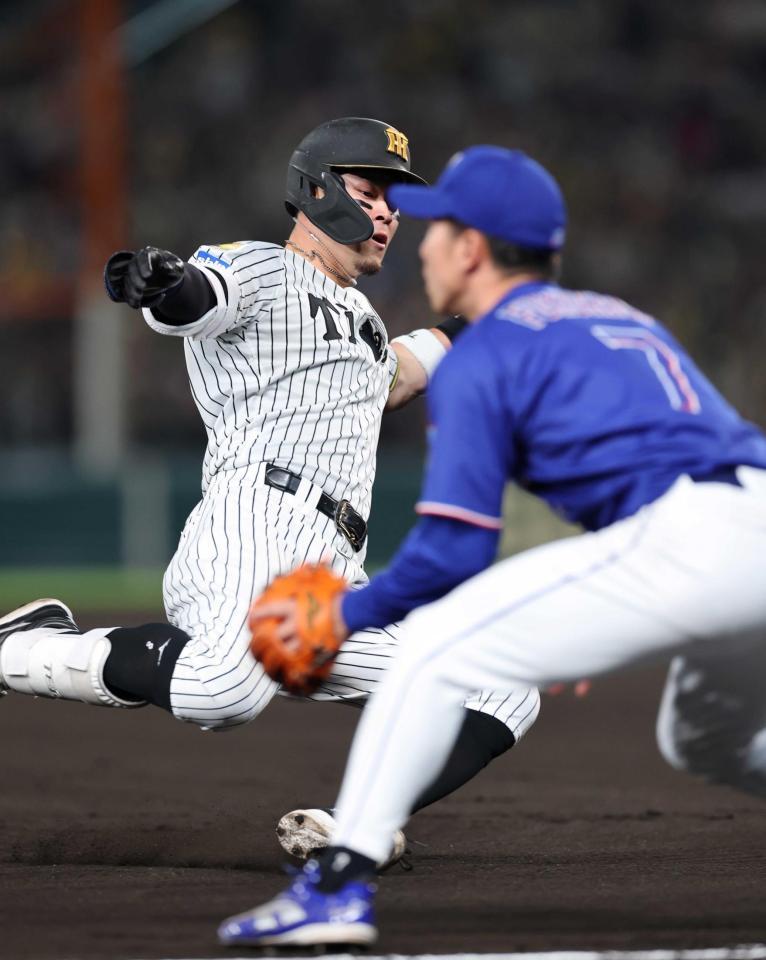 　６回、三塁に滑り込む佐藤輝（撮影・山口登）