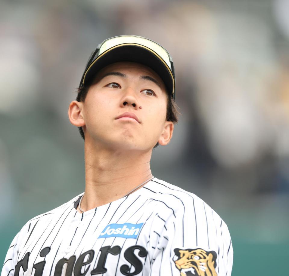 試合後、スタンドを見つめる立石（撮影・中田匡峻）