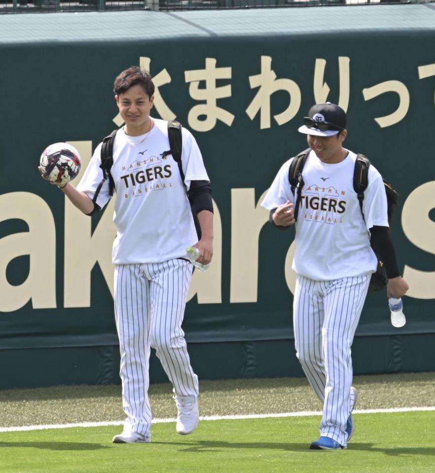 村上（左）と談笑する大竹（撮影・飯室逸平）