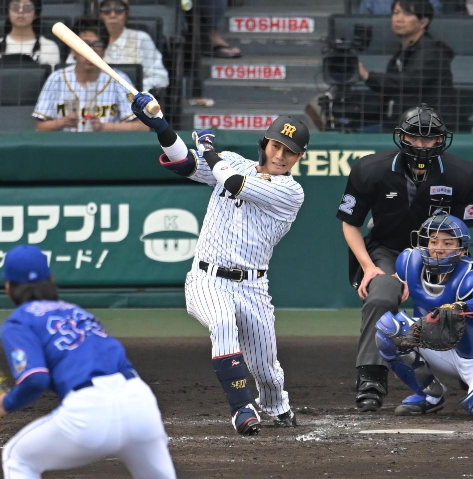 ７回、勝ち越し打を放つ木浪（撮影・飯室逸平）