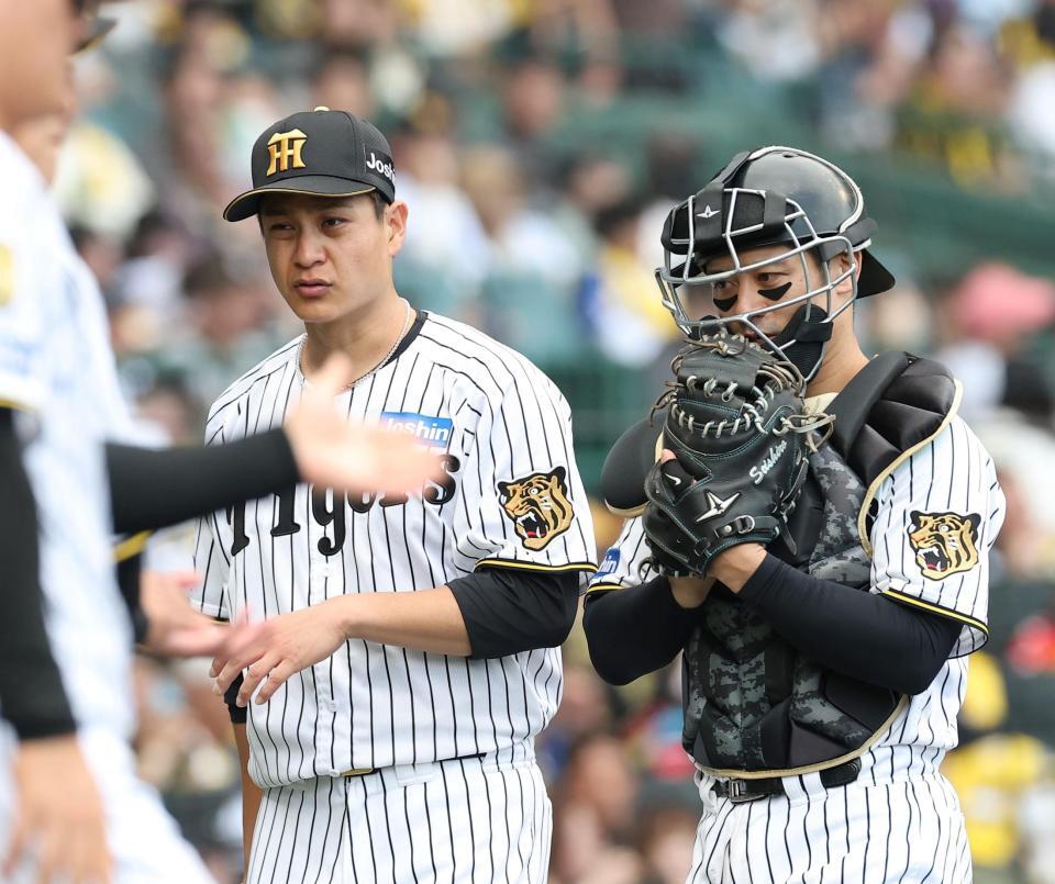 逆転を許した４回を投げ終え、坂本（右）とベンチに戻る大竹（撮影・西田忠信）