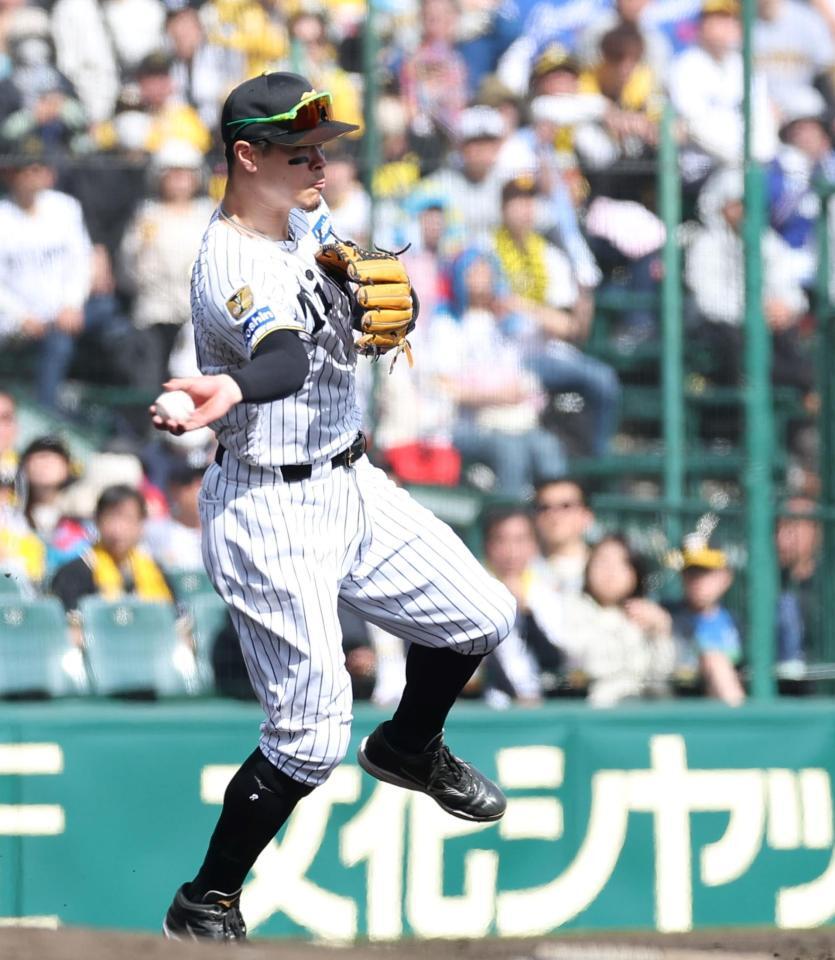 ３回、近本からの返球を二塁へ転送する佐藤輝（撮影・西田忠信）