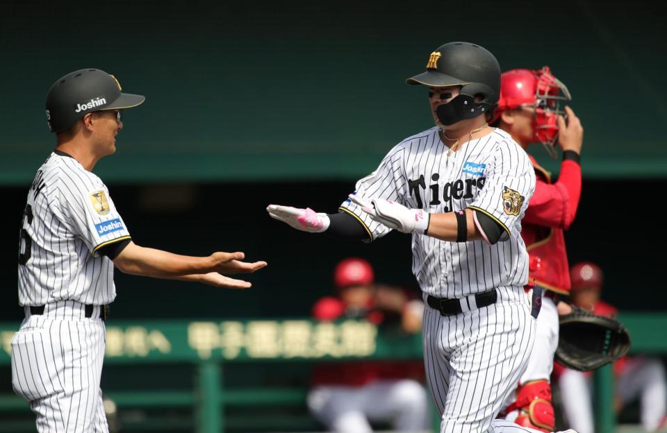 ４回、浜田は中越えに本塁打を放ち、笑顔で生還する（撮影・坂部計介）