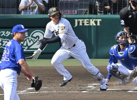 ３回、先制二塁打を放つ森下（撮影・飯室逸平）