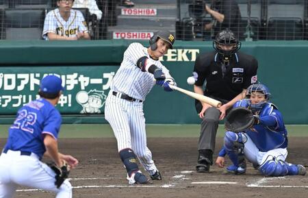 ４回、右前打を放つ木浪（撮影・飯室逸平）