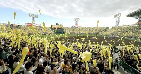 　７回、阪神の攻撃前に飛び交うジェット風船（撮影・田中太一）