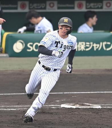 ７回、同点二塁打を放ち激走する森下（撮影・飯室逸平）