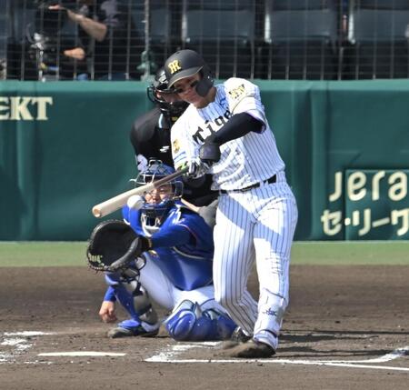 ３回先制二塁打を放つ森下（撮影・飯室逸平）