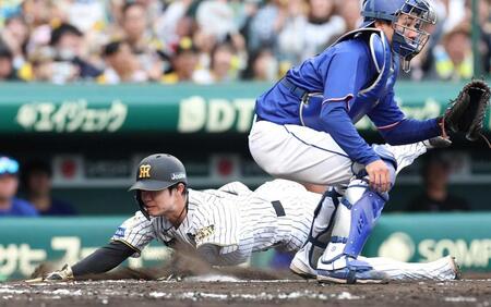 　７回、森下の適時二塁打で生還する中野（撮影・西田忠信）