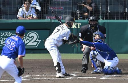 ３回、死球を受ける中野（撮影・飯室逸平）