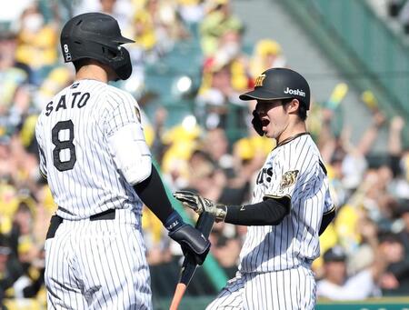 ３回、生還し、佐藤輝（左）とタッチする中野（撮影・西田忠信）