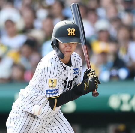 ３回、死球を受ける中野（撮影・田中太一）