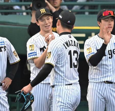 　岩崎からウイニングボールを受け取る湯浅（撮影・飯室逸平）