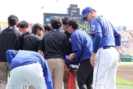３回、担架で運ばれる福永。右は心配する井上監督（撮影・田中太一）