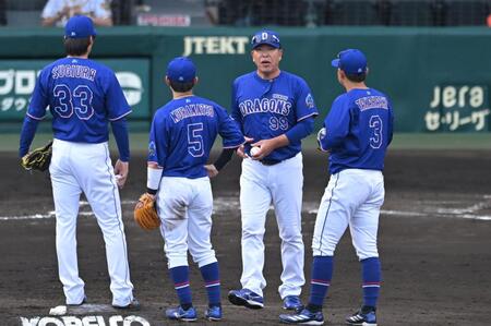 ７回、マウンドに出向き、投手交代を告げる井上監督（撮影・飯室逸平）