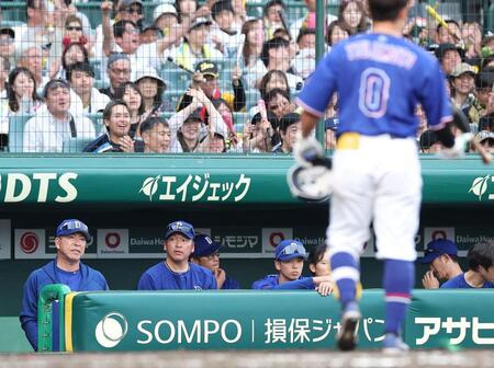 ９回、辻本（０）がバント失敗し、ベンチで厳しい表情の井上監督（左）ら（撮影・西田忠信）