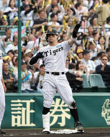 １回、三塁打を放ちベンチにポーズ送る佐藤輝（撮影・山口登）