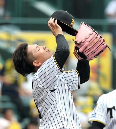 １回、伊原は満塁のピンチを迎えマウンドで厳しい表情を見せる（撮影・山口登）