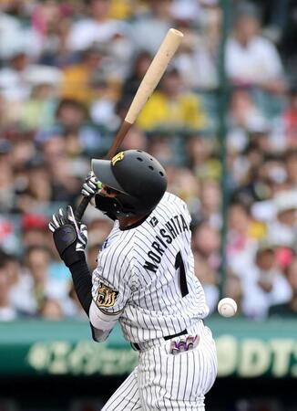 ５回、死球を受ける森下（撮影・山口登）