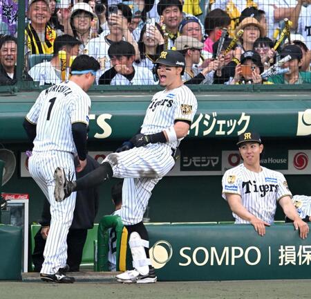 ７回、５号ソロを放ち森下と喜び合う佐藤輝（撮影・飯室逸平）