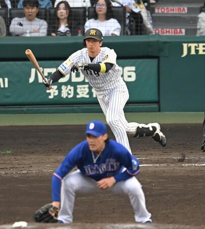 ６回、勝ち越し打を放つ近本（撮影・飯室逸平）
