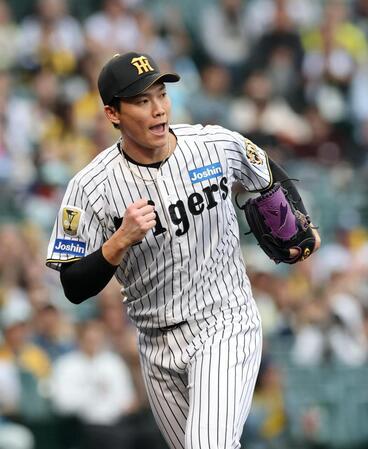 ６回、無失点に抑えベンチに戻る湯浅（撮影・山口登）