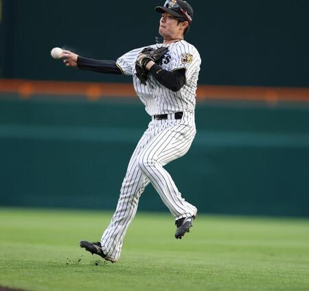 ９回、中野は高橋周の打球を好捕し一塁アウトにする（撮影・山口登）