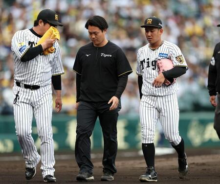 ２回途中、マウンドを降りる伊原（右）＝撮影・山口登