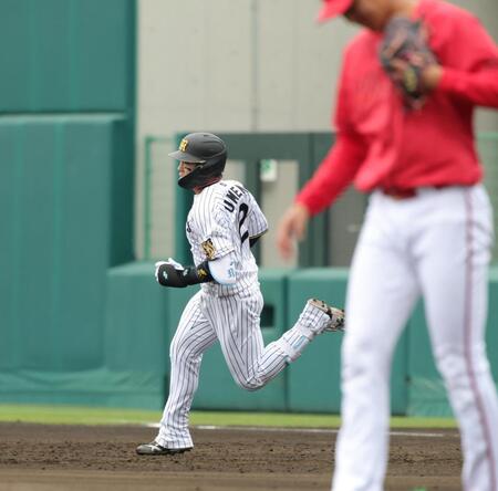 ３回、梅野は左越えに本塁打を放つ（撮影・坂部計介）