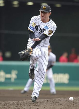 ８回、末包の打球を足に受けた津田（撮影・坂部計介）