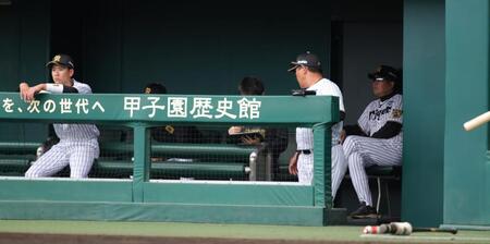 ２失策で交代となった山田（左）と平田２軍監督（右端）＝撮影・坂部計介