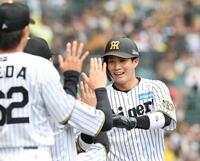 ４回、坂本の同点打で生還した木浪（撮影・西田忠信）