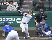 ７回、勝ち越し打を放つ木浪（撮影・飯室逸平）
