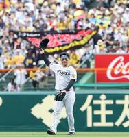 ３回に先制打を放ち、スタンドの声援に応える森下（撮影・西田忠信）