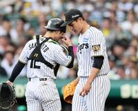 ６回、勝ち越しを許した大竹と坂本（撮影・田中太一）