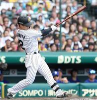 ４回、同点打を放つ坂本（撮影・西田忠信）