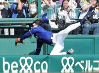 ３回、佐藤輝の飛球を追ってカメラ席に転落する福永（撮影・西田忠信）